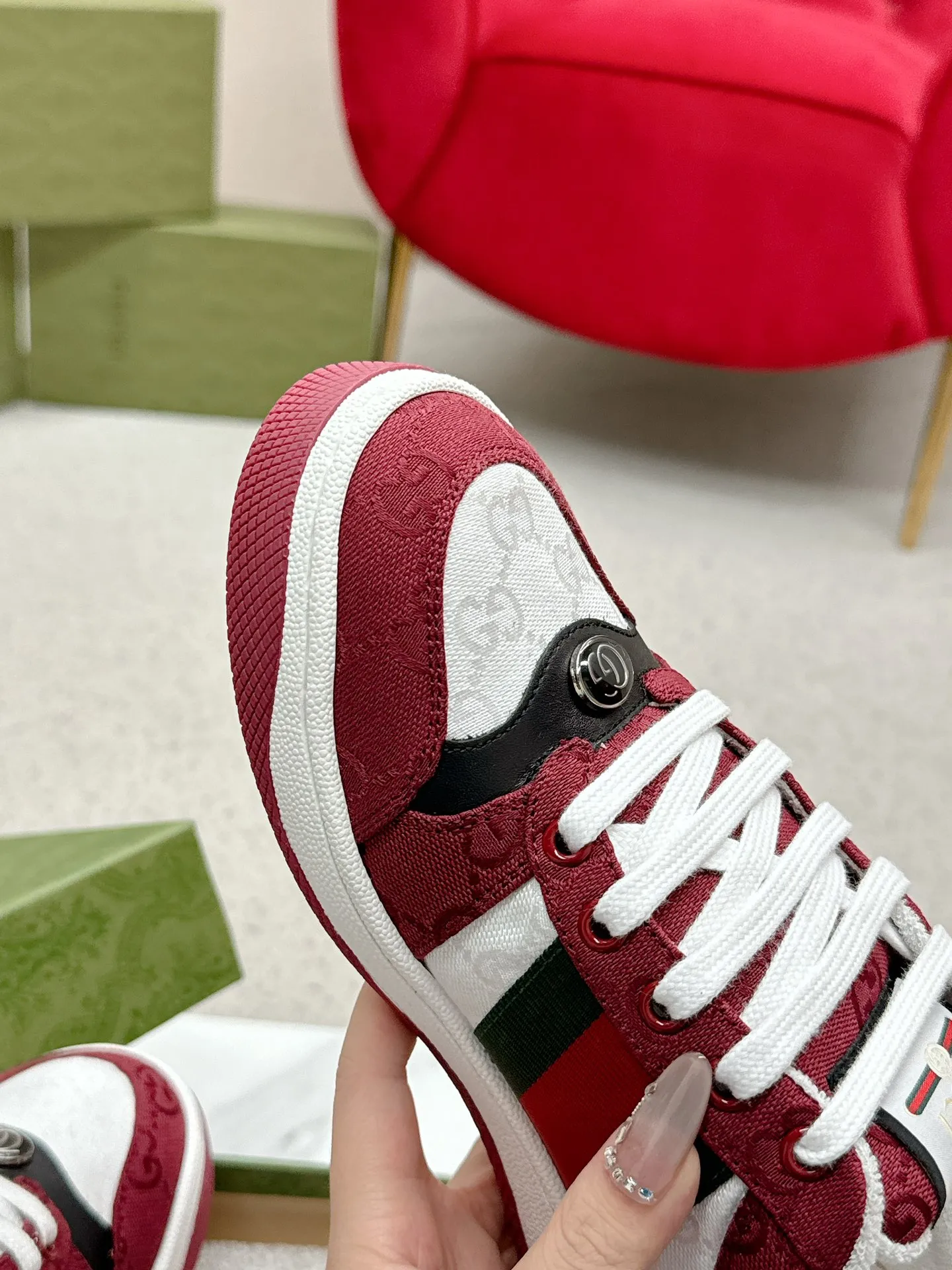 👟👟Ex-factory price 560👟👟 Men’s size +10 Gucci——purchased version GG series distressed dirty shoes-hot style is coming! 9 times out of 10 sales, you will definitely get the money. Ready stock! Spot goods! Spot goods! New colors added - the ultimate version on the market! Purchase the original version and develop it... fabric, material, outsole, and details can be compared at will! Open-mold Swarovski one-to-one replica rhinestone chain...Metal cherry pendant...Metal double G crystal cylindrical mark...Gucci original customized narrow webbing...Super flash series - flash diamond chain. The cherry decoration is detachable and can be changed into two to match with each other to show your personality. Exclusive color-brushed cowhide fabric. Hand-made distressed is very textured and has a sense of luxury! The details of the workmanship can be seen in the drawings, and no line is missed. The original terry cloth is delicate, soft and more comfortable and breathable. The privately stamped two-color original TPU outsole (lower layer is wider, upper layer is narrower). Matching packaging⭐️ Size: Female 35-40 Male 39-44 (Female 41 Male 45 customized)